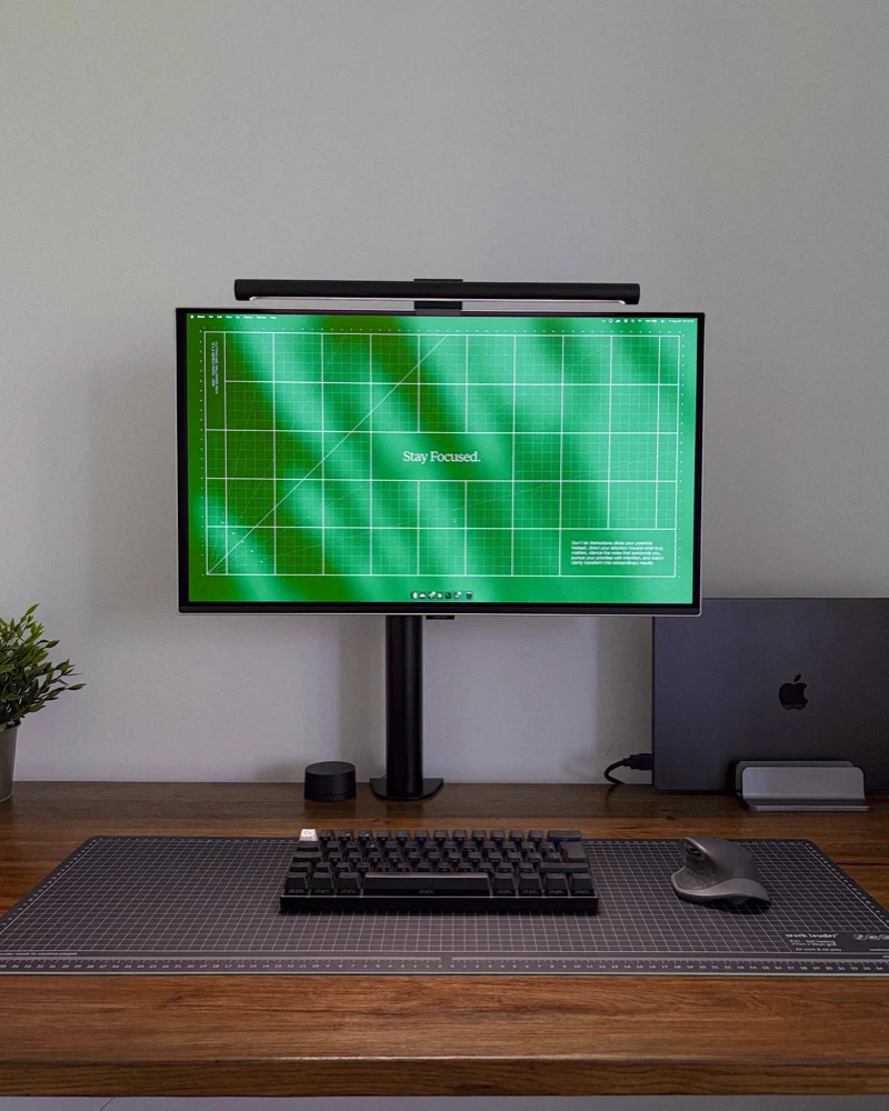 Sebastián's desk setup